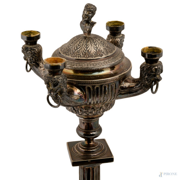 Lucerna in argento a quattro fuochi montata a lampada a foggia di colonna scanalata sormontata da...