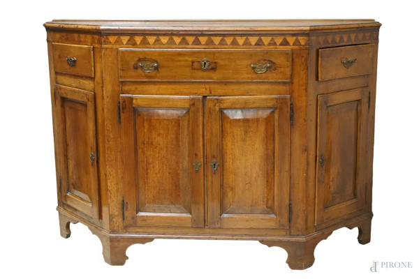 Credenza scantonata in noce, XVIII secolo, intarsio geometrico nella fascia sottopiano, fronte a tre cassetti e quattro sportelli pannellati, cm h 101x147x49,  (difetti, elementi sostituiti)