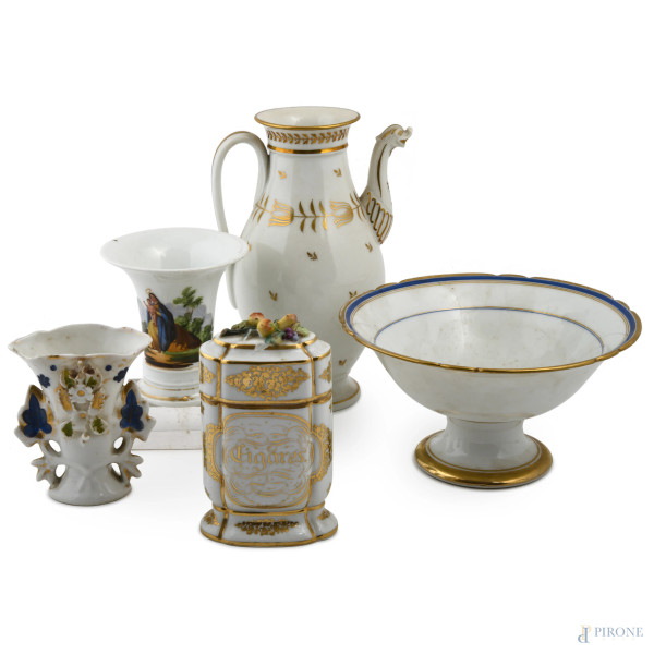 Lotto composto da cinque porcellane di varia manifattura, XX secolo, altezza massima cm 25,5, (segni di usura, difetti, lievi sbeccature)