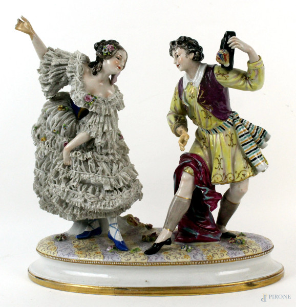 Gruppo in porcellana con figure danzanti, cm h31x31x17, metà XX secolo, (difetti)