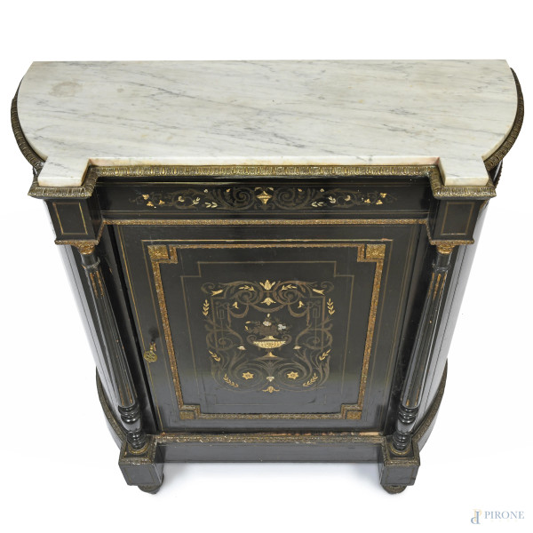Servante Napoleone III in legno e ebanizzato e decorato a motivi vegetali, con piano in marmo e f...