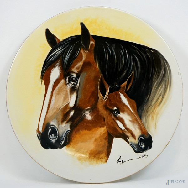 Grande piatto in ceramica raffigurante cavalli, diam. cm 61,5,  firmato Daniele Maiorano sul retro.