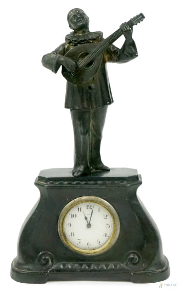 Orologio da appoggio in bronzo brunito sormontato da scultura di Pierrot, cm h 28x16x7, XX secolo, (meccanismo da revisionare).