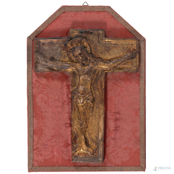 Crocefisso, XX secolo, terracotta smaltata e dorata applicata su supporto rivestito in tessuto, altezza cm 18, (scalfiture, piccoli difetti)