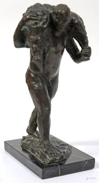Il cacciatore, scultura in bronzo poggiante su base in marmo, H 30 cm.