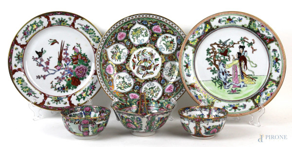 Lotto di tre piatti e tre coppette in porcellana policroma, arte orientale, XX secolo, diam. max cm 27