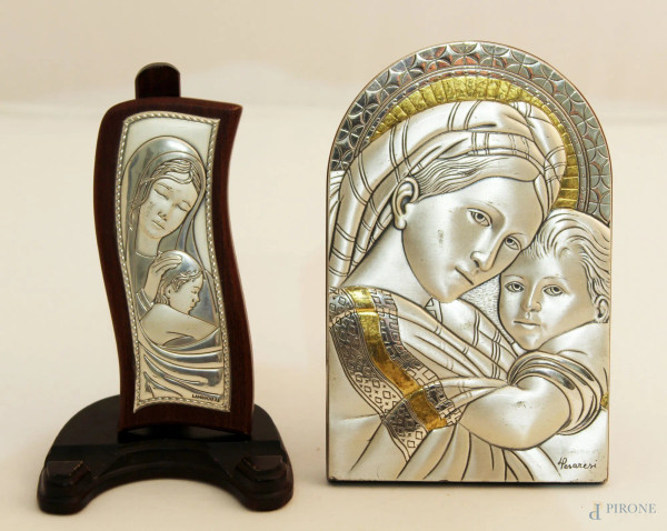 Lotto di due placche in argento a soggetto di Madonna, h 15 e 11 cm.