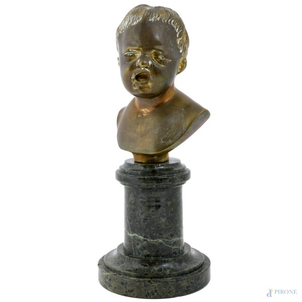 Scultura in bronzo dorato raffigurante bambino su base in marmo verde, XX secolo, altezza cm 22