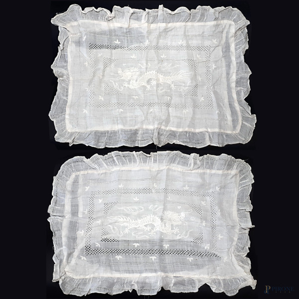 Arte orientale del XIX sec., lotto composto da due federe in lino finemente ricamate a mano con figure di dragoni, ciascuna cm 50x70