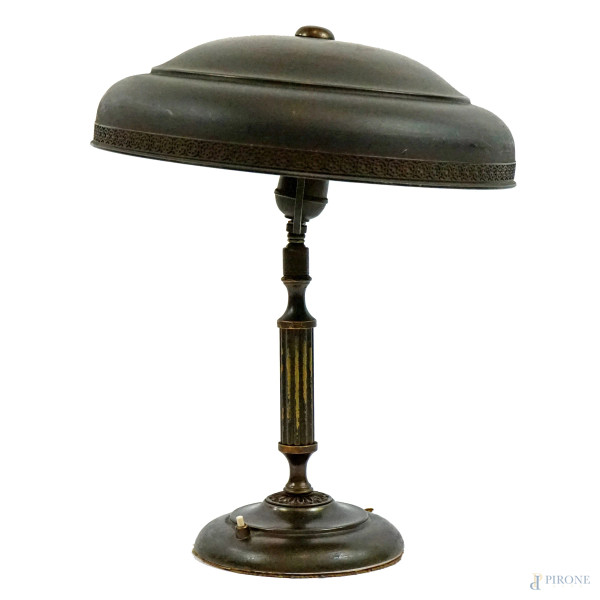 Lampada da tavolo anni '40 in metallo brunito, alt. cm 47, (difetti).