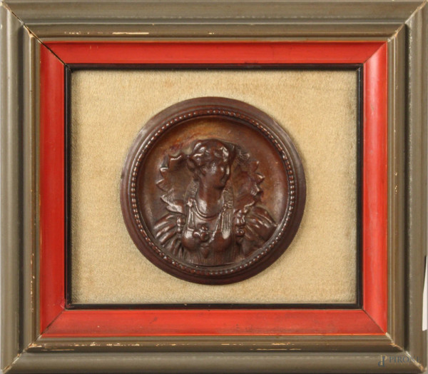 Busto di nobildonna , tondo in metallo brunito ad alto rilievo, diametro cm 9, XIX sec..