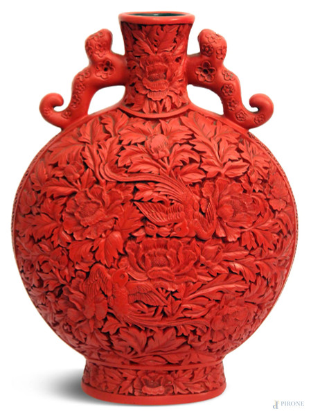 Vaso di linea circolare in lacca rossa con decori a soggetto di volatili e fiori con basetta in legno, h. 37 cm, XX °sec.