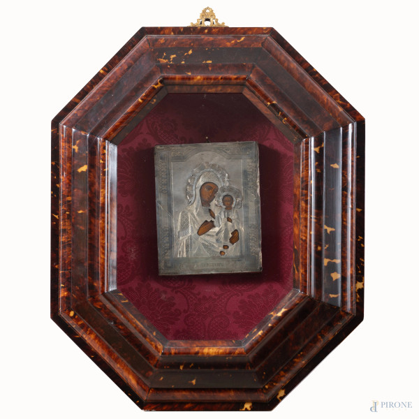 Icona raffigurante Madonna con Bambino con riza in argento, XIX-XX secolo, entro cornice a teca a finta tartaruga, misure icona cm 18x14,5, (segni di usura, difetti)