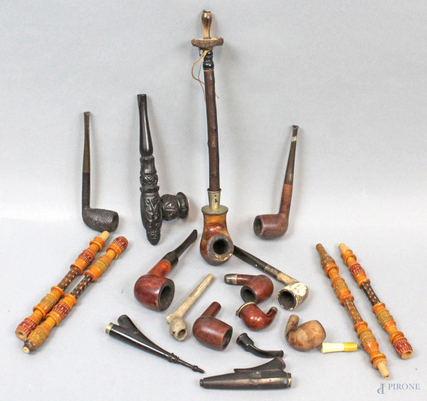 Lotto di undici pipe in legno e accessori vari, (difetti)