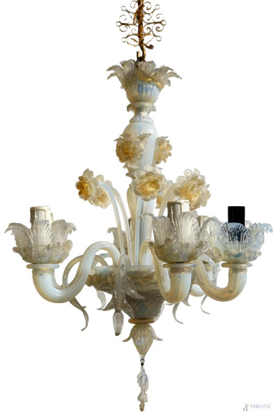 Lampadario in vetro di Murano azzurro a sei luci con applicazioni floreali, cm h 51x43