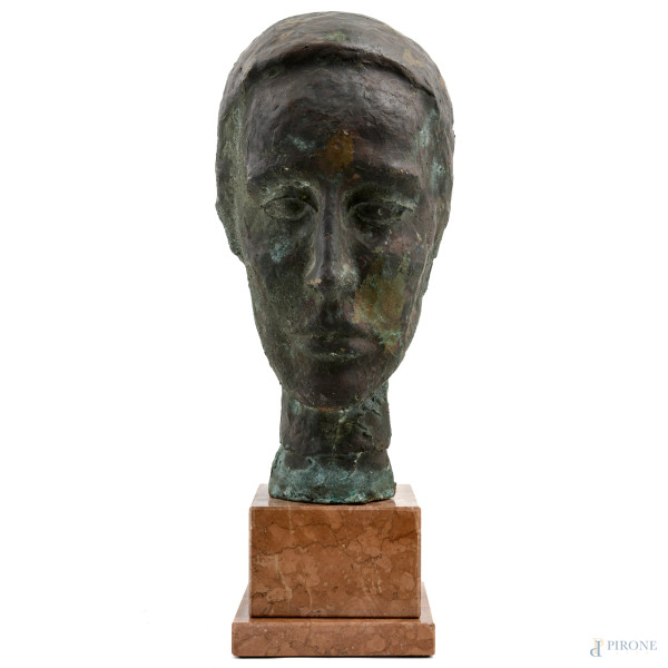 Cassapanca in legno con fronte decorato ad intaglio tripartito in tre pannelli. Piano apribile a ribalta  [..]