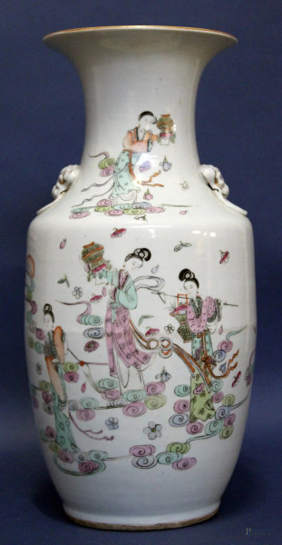Vaso in porcellana a decoro di figure femminili, ideogrammi sul retro, Cina, XX sec., H 42 cm.