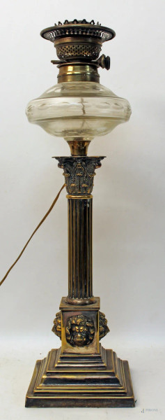 Lampada a petrolio in ottone argentato con globo in vetro, montato a luce elettrica, H 55 cm, primi &#39;900.