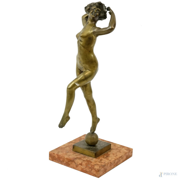 Nudo di donna, scultura in bronzo, cm h 50, firmata M. Fiorucci, base in marmo