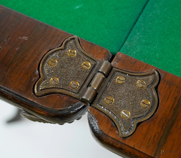 Tavolo da gioco in legno con intarsi Boulle ad arabeschi sui lati e sul piano rettangolare dal pe...