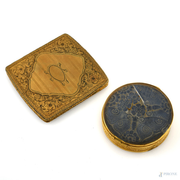 Lotto di due scatole portacipria in metallo dorato, XX secolo, misure massime cm 8x8, (segni di usura