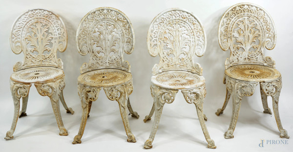 Quattro sedie da giardino, in ghisa laccate bianche, XX secolo, (difetti)
