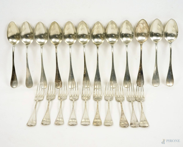 Lotto di posate in argento, composto da 10 forchette e 12 cucchiai, peso gr. 1590
