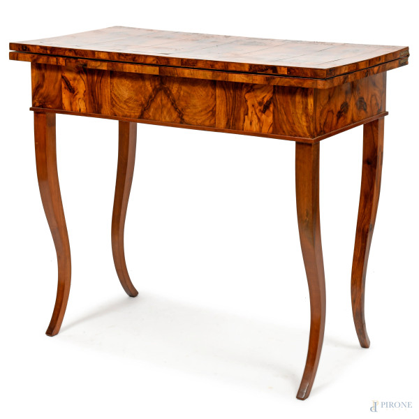 Tavolo da gioco in radica du noce, XX secolo, cm 79x89x47 (aperto cm 77x89x94), (difetti)