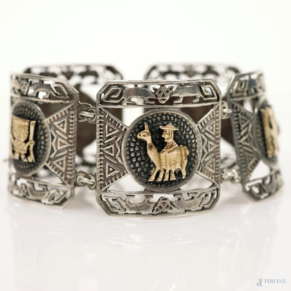 Bracciale semirigido in argento con applicazioni in oro 18 KT con raffigurazioni di animali e figure azteche, manifattura sudamericana, cm 16, peso gr. 31.5 (difetti)