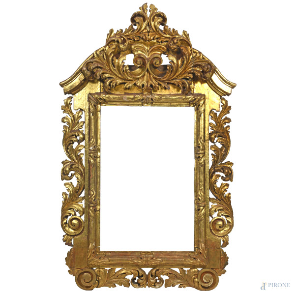 Cornice in legno dorato e intagliato a volute, XVI-XVII secolo, cm 195x119, luce cm 99x64,5 (segni di usura, cadute di doratura, rotture, scalfiture, restauri, difetti)