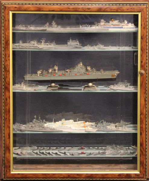 Bacheca contenente modelli di navi da guerra e navi mercantili.
