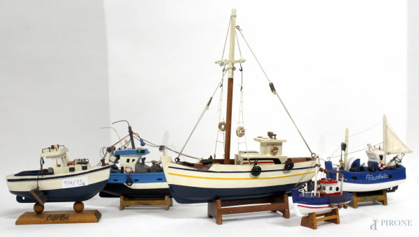 Lotto composto da sei modellini di pescherecci in legno, misure massime 30x25 cm.