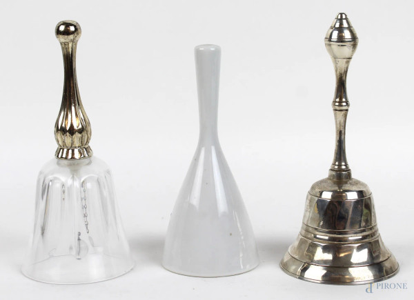 Lotto di tre campanelli in metallo argentato, vetro e porcellana Rosenthal, altezza max cm. 16, XX secolo.