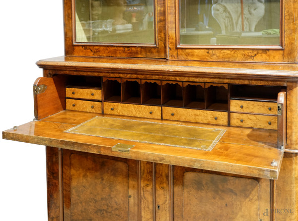 Mobile a doppio corpo in radica, due sportelli e un cassetto a ribalta inferiori con cassettini e...