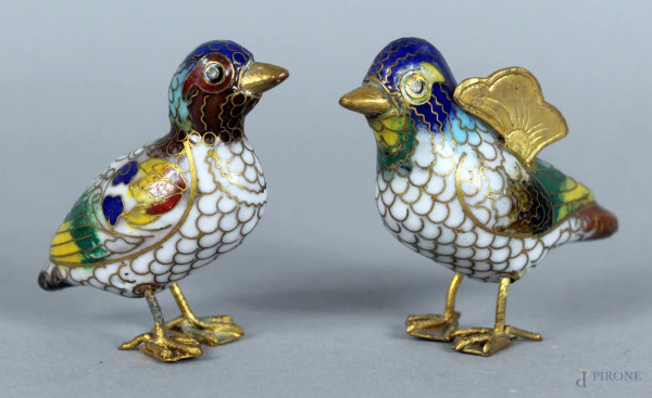 Lotto composto da due volatili cloisonn&#233; e bronzo, altezza 5 cm.