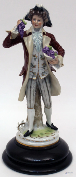 Personaggio, scultura in porcellana policroma di Capodimonte poggiante su base in legno, H 27 cm.