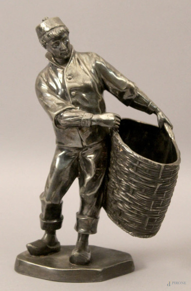 Fanciullo con cesta, scultura in metallo argentato, H 24 cm.