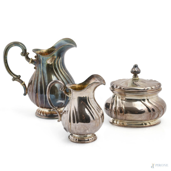 Lotto composto da lattiera, zuccheriera e versatoio in argento con punzoni John James Keith, XIX secolo, altezza massima cm 17,5, peso complessivo gr 850