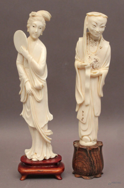 Lotto composto da due antiche sculture in osso raffiguranti figura femminile e saggio, H massima 20 cm, (restauri).