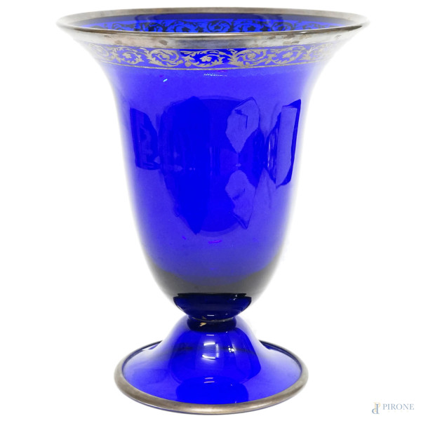 Vaso in vetro blu con decori vegetali dorati lungo il perimetro della bocca, XX secolo, altezza cm 35,5