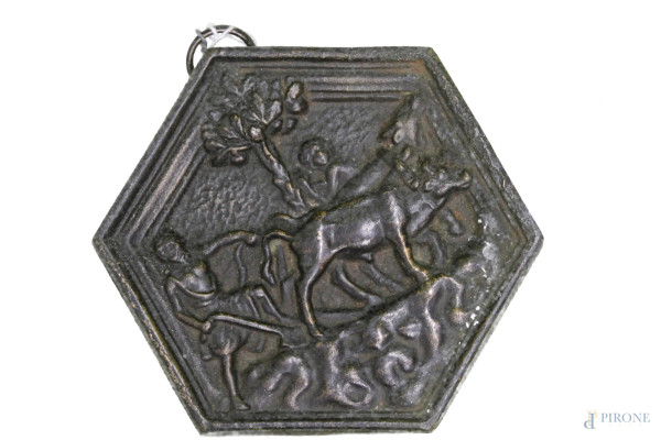 Antica formella esagonale in metallo a soggetto di vita rurale, 14x13 cm