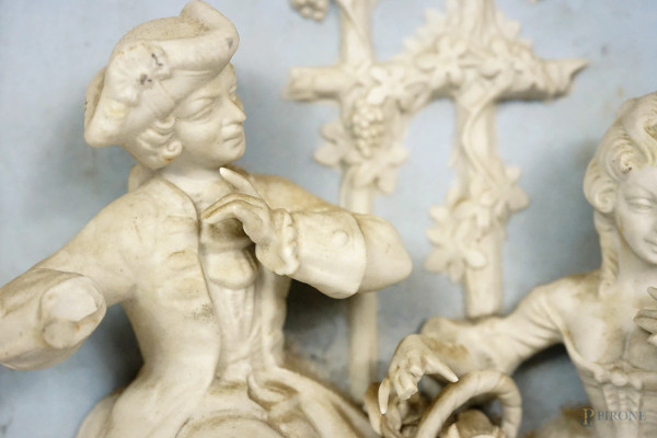 Scena di corteggiamento, altorilievo in bisquit, cm 24x18, entro cornice, (difetti)