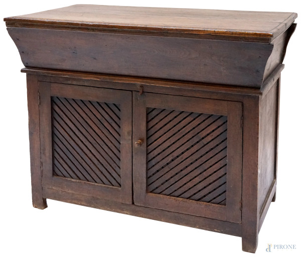 Madia in castagno, fine XIX secolo, corpo superiore trapezoidale con piano a ribalta e due sportelli frontali,  cm h 87x110x62, (difetti).