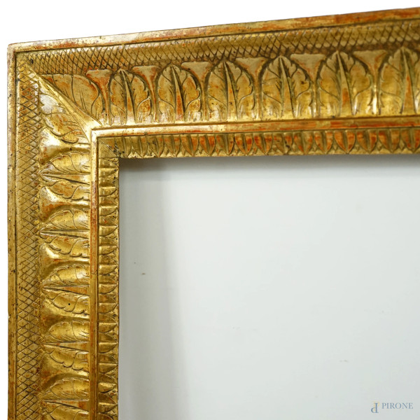 Cornice a guantiera siciliana in legno e stucco dorato, XIX secolo, ingombro cm 49,5x61,6, batten...