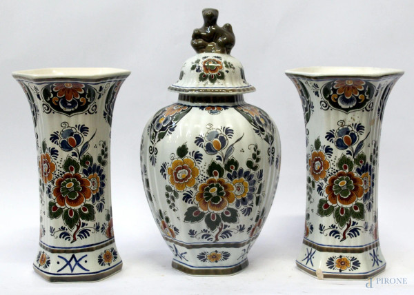 Trittico composto da due vasi ed una potiche in porcellana Delf a tutto decoro floreale, h. 34 cm