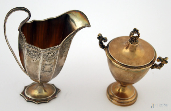 Lotto di una zuccheriera in argento a vemaille, h 12 cm, ed una lattiera in argento cesellato, h 15 cm 