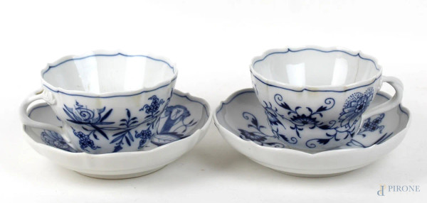 Due tazze da thè con piattini in porcellana bianco e blu Meissen, decori a motivi floreali e vegetali, altezza tazza cm 8, diametro piattino cm 17,5, XX secolo, (lievi difetti)