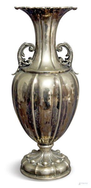 Vaso in argento sbalzato e bacellato, biansato, H 39 cm, gr. 1210.