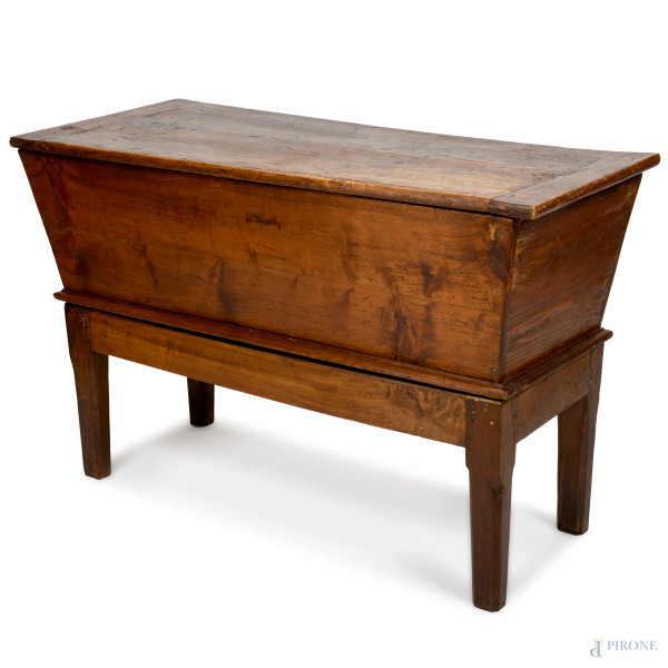 Madia in legno dolce, cm XVIII-XIX, cm 38x124,5x55,5, (segni di usura del tempo, graffi, fori di tarlo)