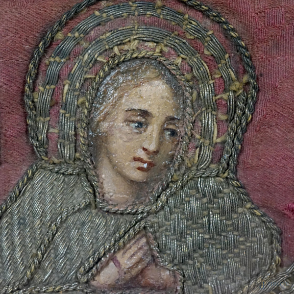 Frammento di paramento sacro raffigurante l'ultima cena, ricamo a fili d'argento su seta rossa, R...